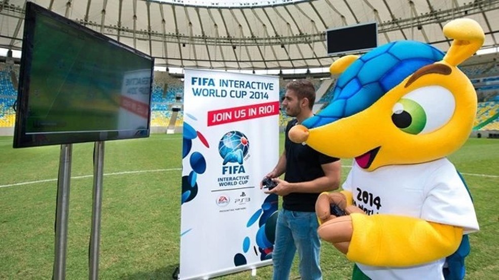 Fuleco, mascote da Copa, disputa partida com André Buffo, finalista 4 vezes na Copa do Mundo Interativa Fifa (Foto: Divulgação) — Foto: TechTudo