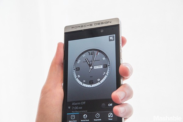 BlackBerry lança P'9982: um Porsche por fora, um Z10 por dentro
