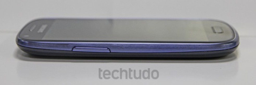 Embora menor, o Galaxy S3 mini perde para o S3 convencional no quesito espessura (Foto: Marlon Câmara/TechTudo) — Foto: TechTudo