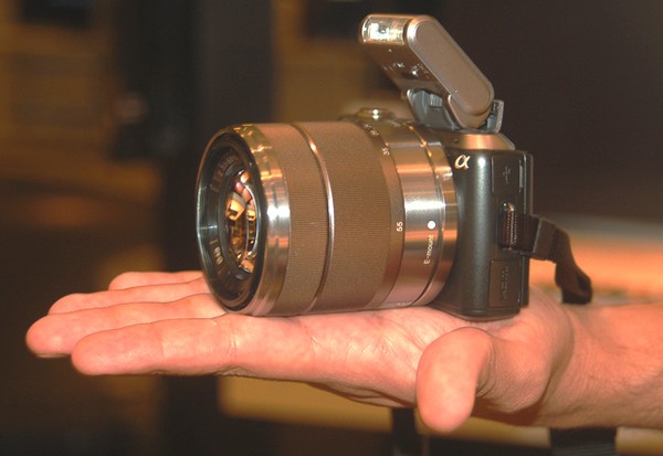 Sony Nex-C3, a menor com lentes intercambiáveis, chega às lojas no