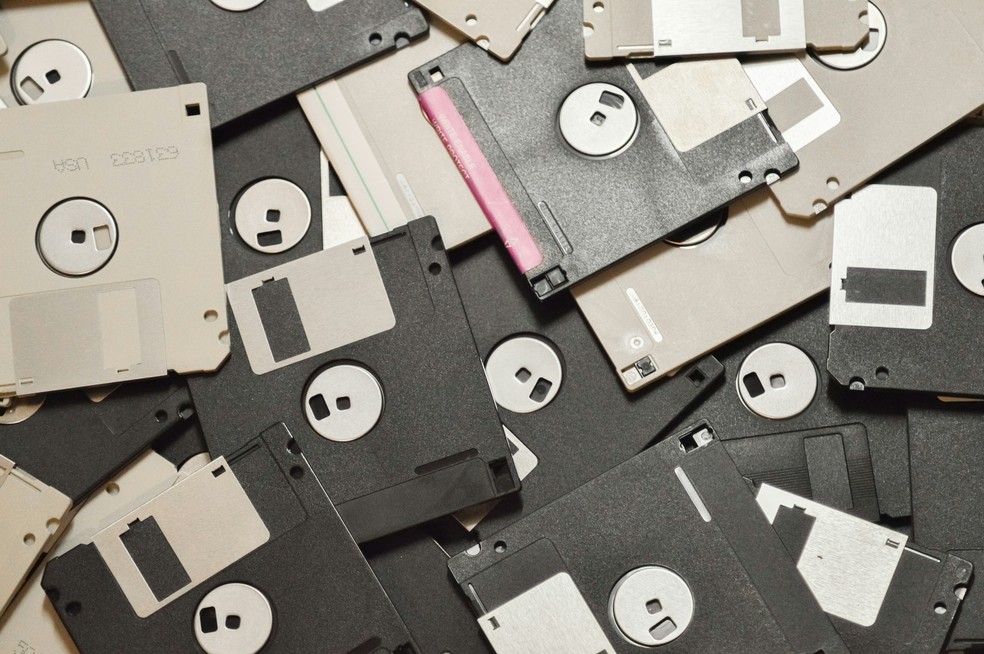 Disquetes eram fabricados com plástico maleável e fino — Foto: Unsplash/SJ