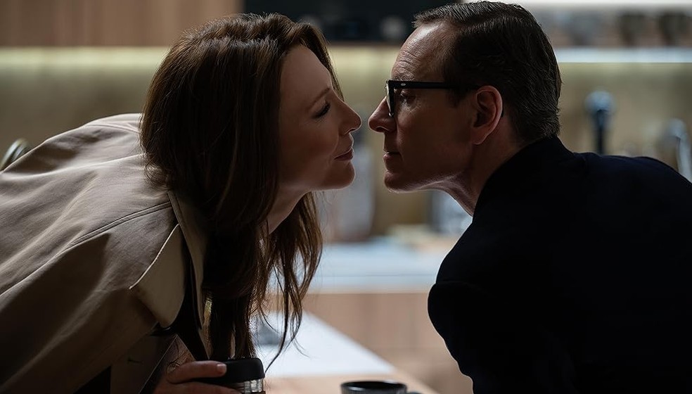 Cate Blanchett e Michael Fassbender são um casal de agentes em Código Preto (2025) — Foto: Reprodução/IMDb
