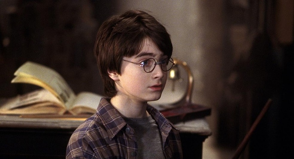 Além de bruxo, Harry Potter descobre que é famoso entre a comunidade mágica, sendo conhecido como "o menino que sobreviveu" — Foto: Reprodução/IMDb