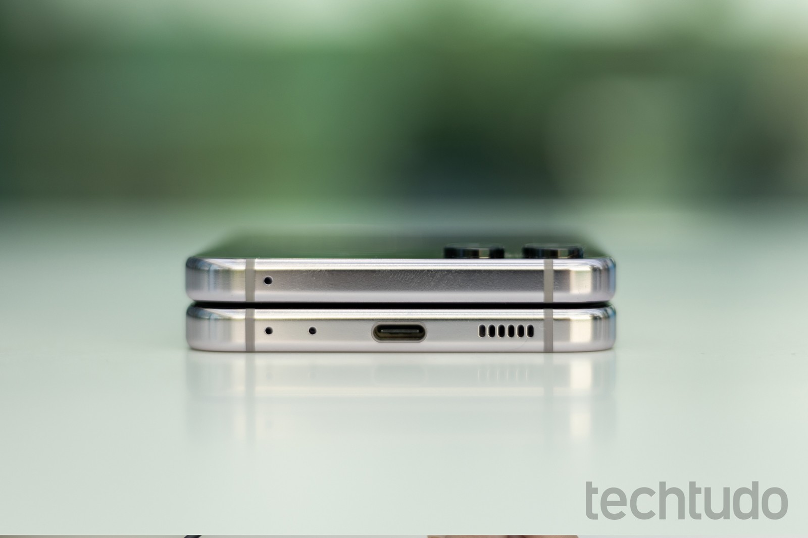 Galaxy Z Flip 5 fechado — Foto: Mariana Saguias/TechTudo