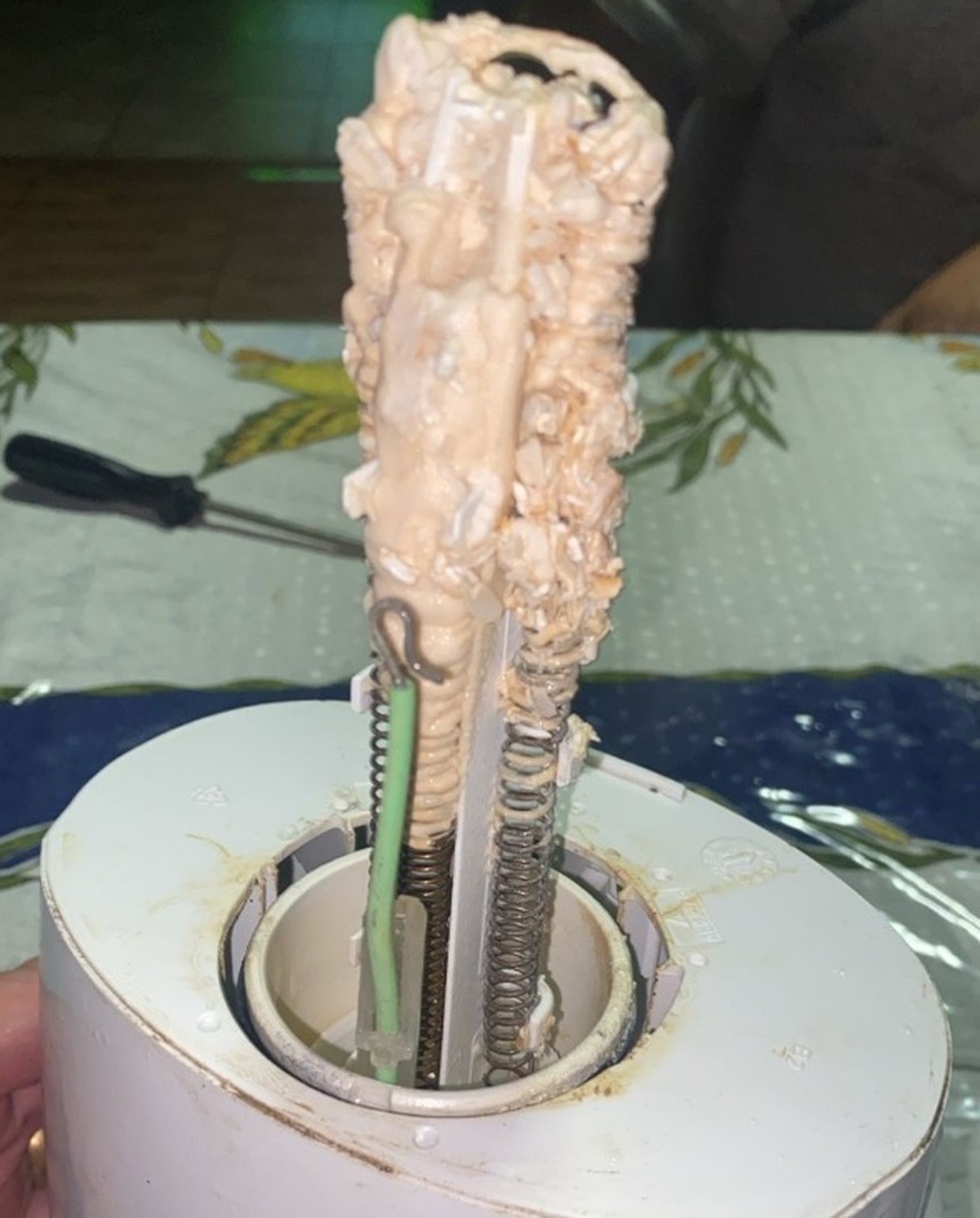 Resistência do chuveiro elétrico foi danificada pelo excesso de minerais presentes na água dura/calcária — Foto: Reprodução/Redes Sociais