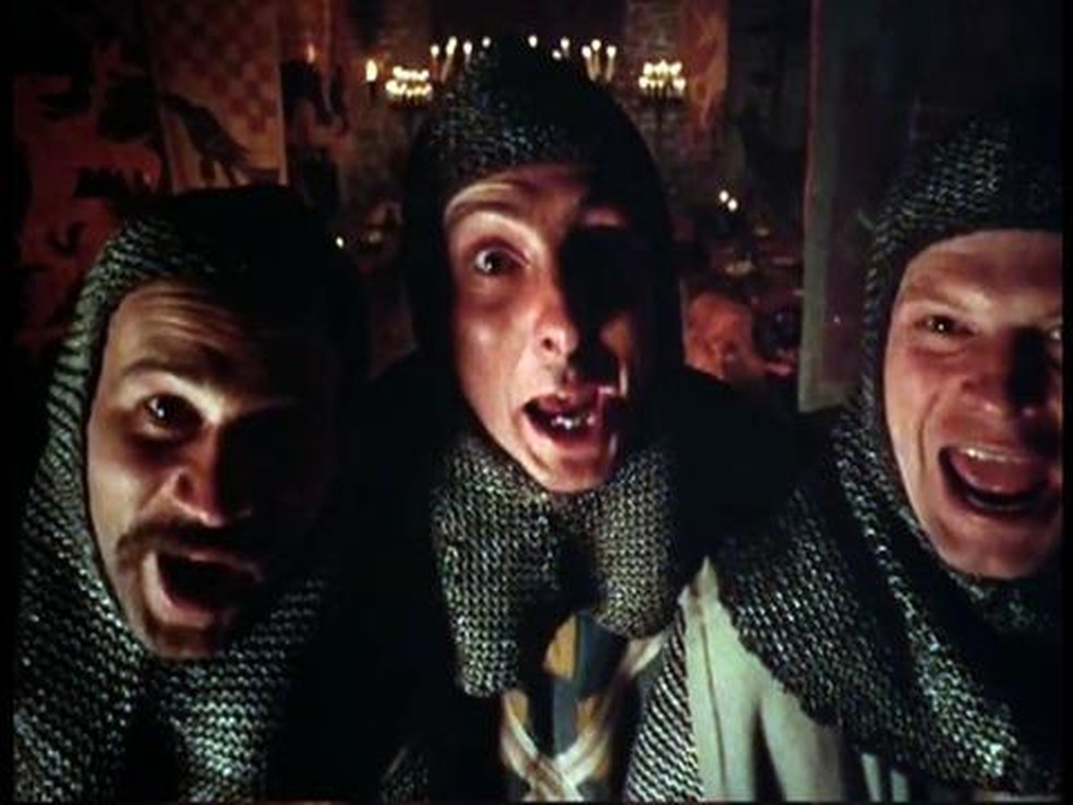 Em Busca do Cálice Sagrado, o grupo Monty Python faz paródia com lenda de Rei Arthur — Foto: Reprodução/IMDb