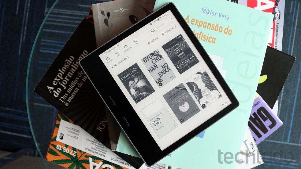 Kindle Oasis: modelo mais completo e robusto do leitor de livros digitais — Foto: Bruno De Blasi/TechTudo