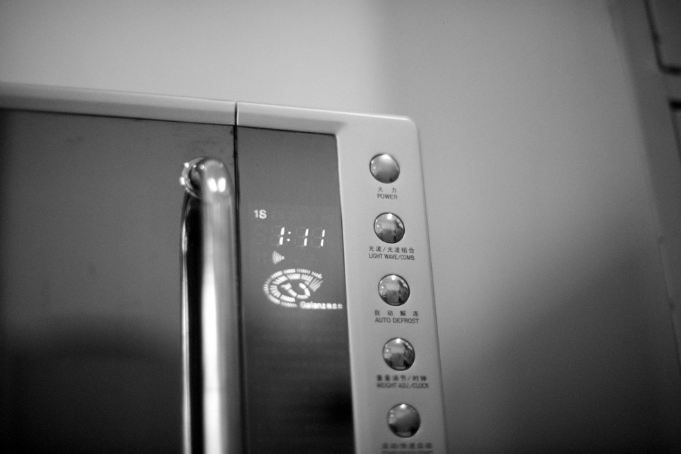 Micro-ondas ligados só para manter o relógio? Melhor desconectar e economizar. — Foto: Reprodução/Unsplash
