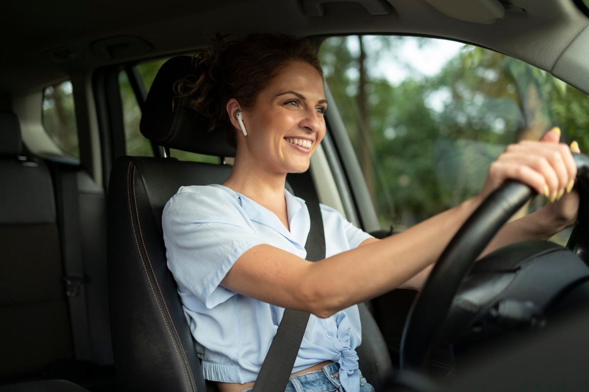 É permitido dirigir com fone de ouvido? Descubra o que diz a lei