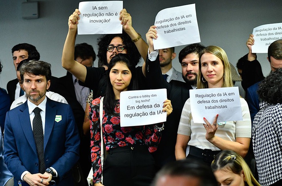 Manifestantes pedem regulamentação da IA em comissão temporária do Senado — Foto: Reprodução/Geraldo Magela/Agência Senado