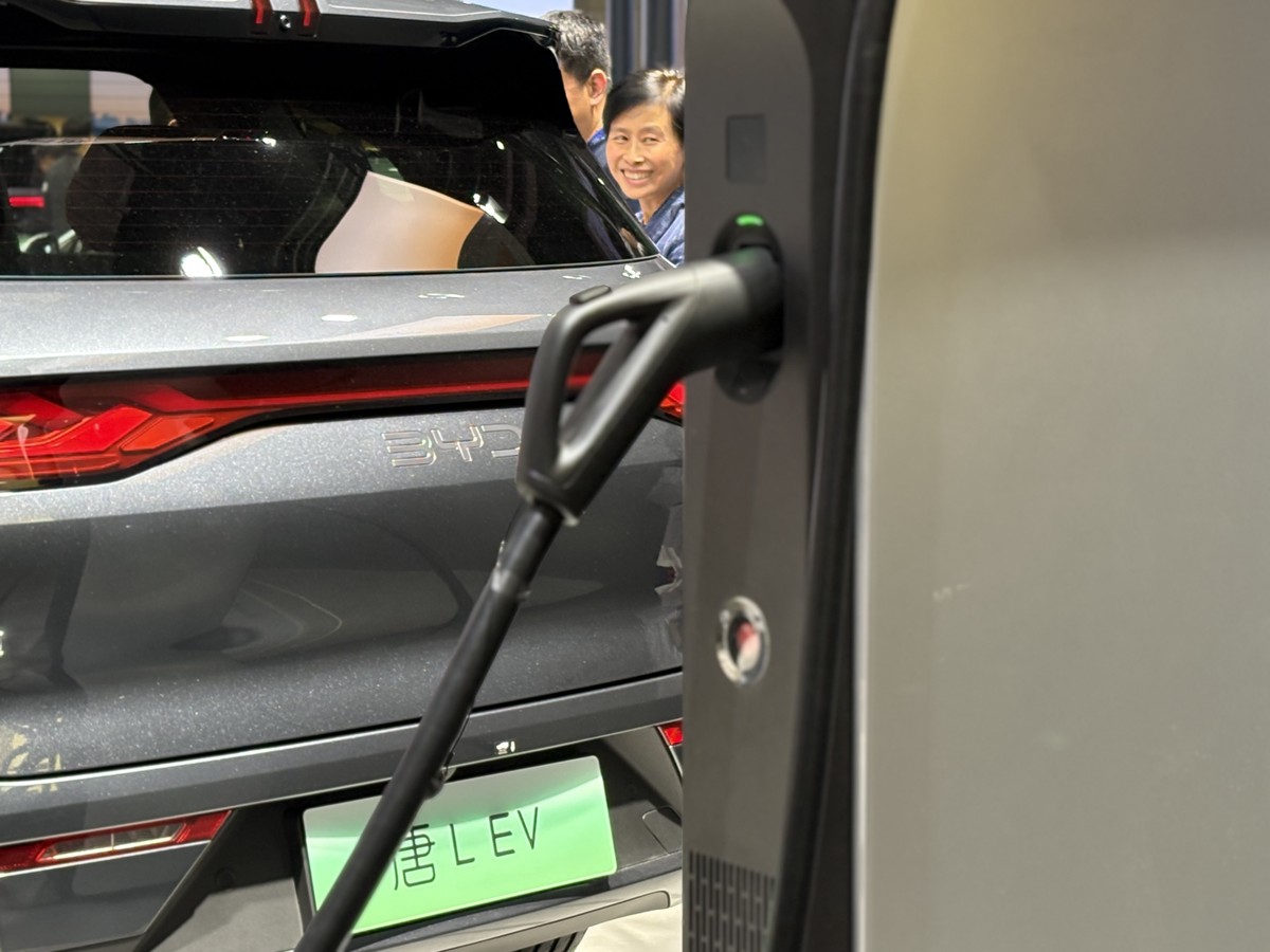 400 km de autonomia em 5 minutos: vimos o supercarregador da BYD em ação