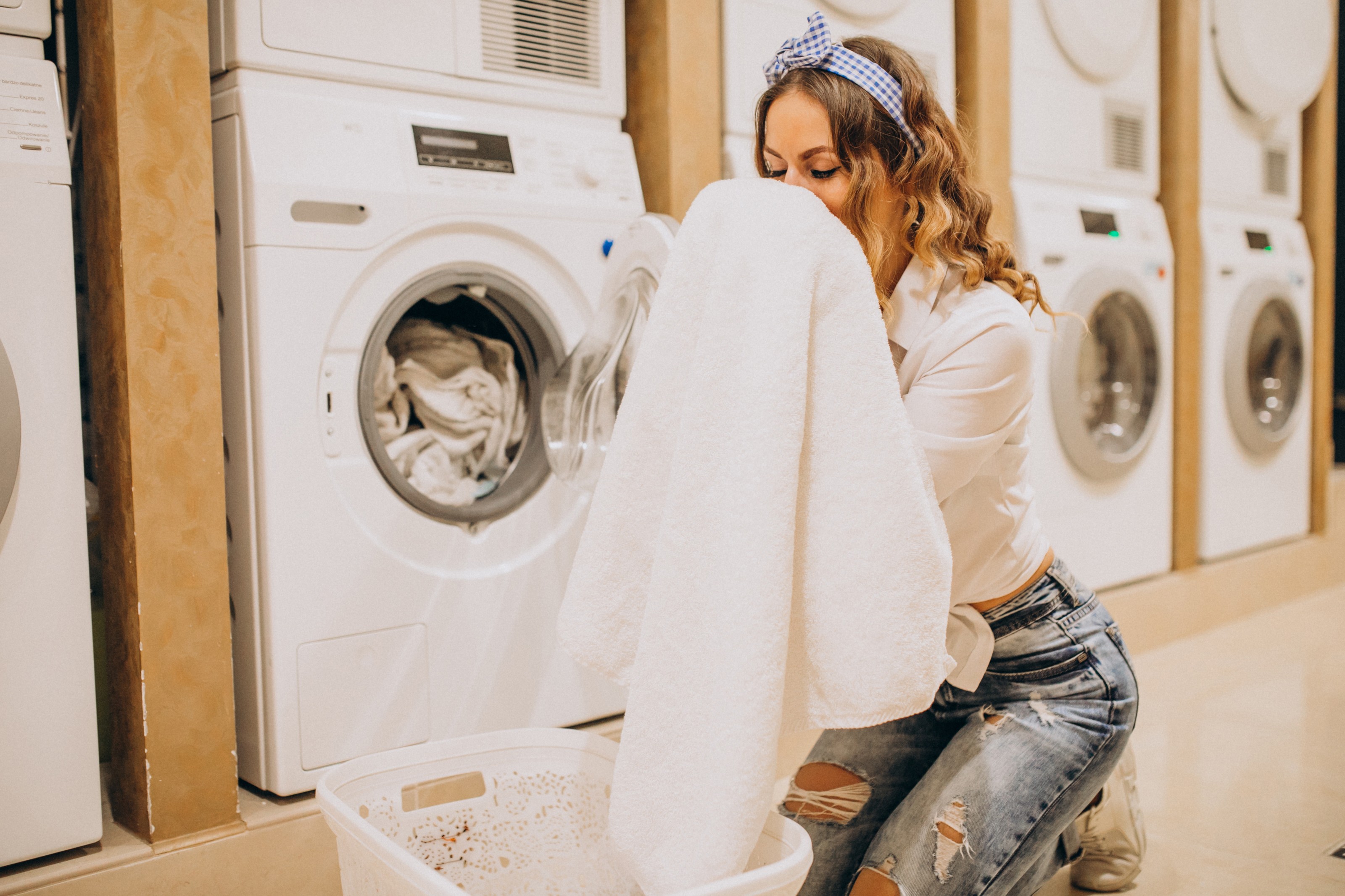 Como tirar mancha de roupa branca? Veja 7 dicas para usar na máquina