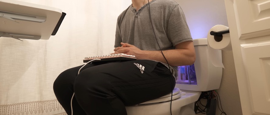PC gamer em um vaso sanitário