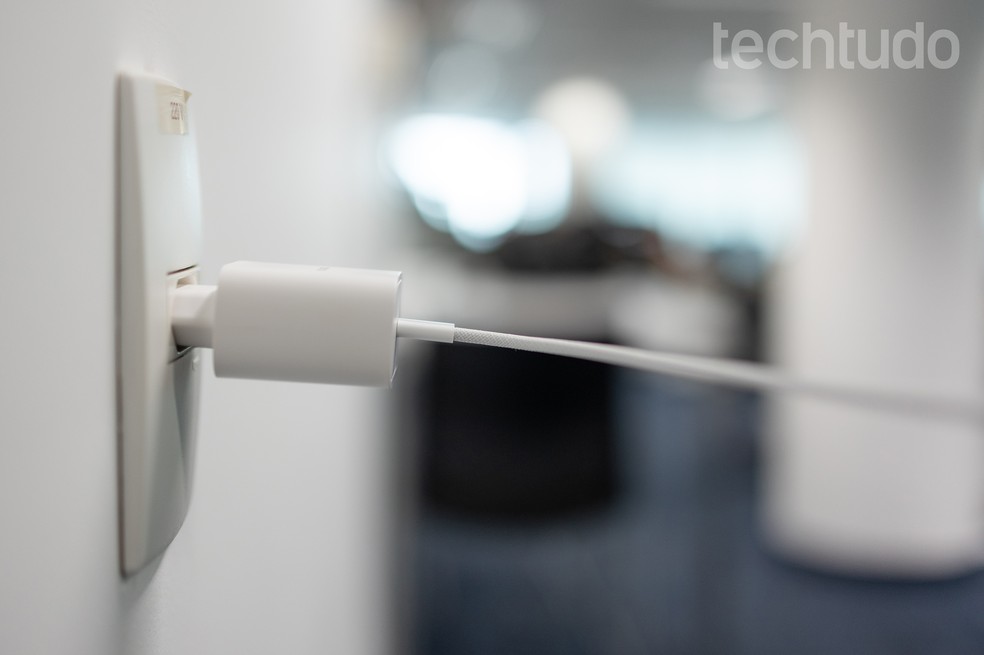 Apesar de parecer ser mais prático, deixar os aparelhos sempre na tomada pode afetar diretamente os gastos com energia elétrica — Foto: Mariana Saguias/TechTudo