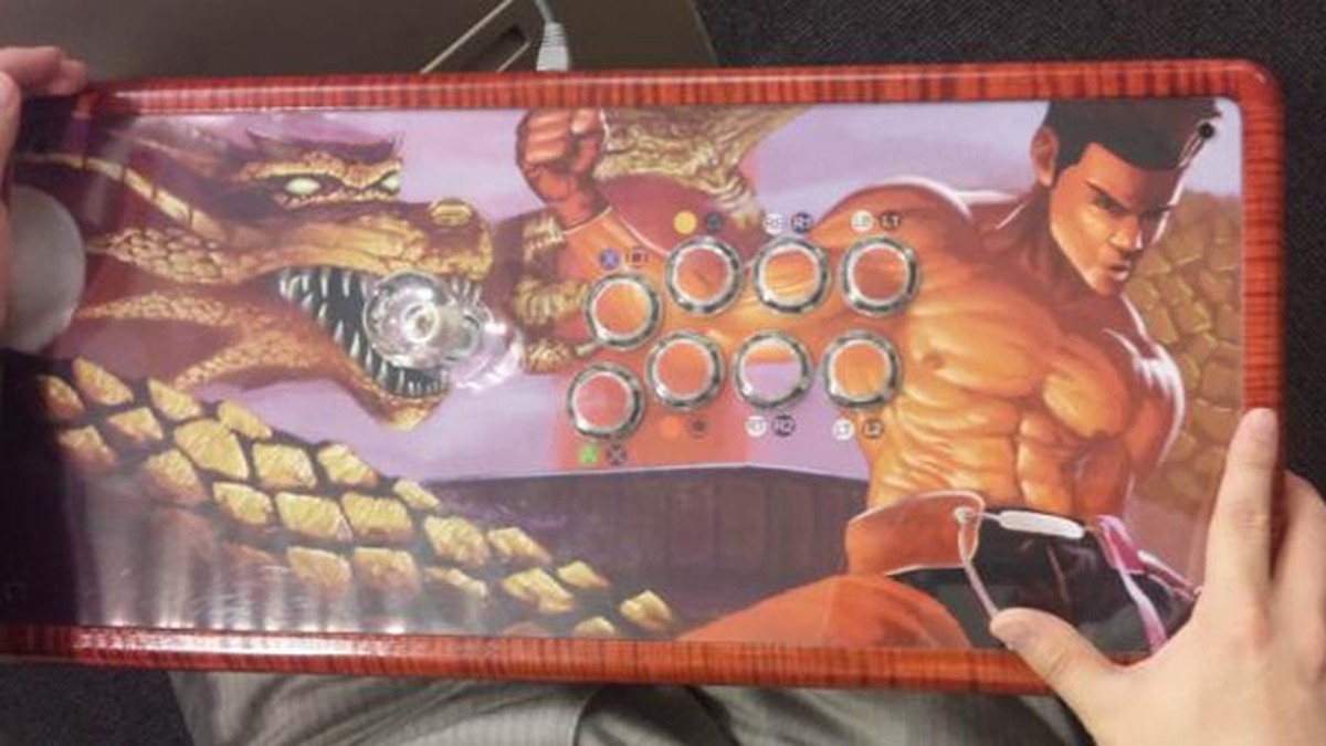 Produtores de Dead or Alive 5 ganham joystick arcade caseiro feito por fãs