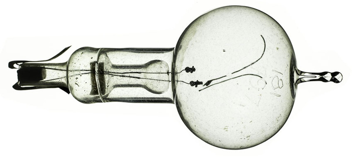 Quem inventou a lâmpada elétrica? Conheça a história da tecnologia