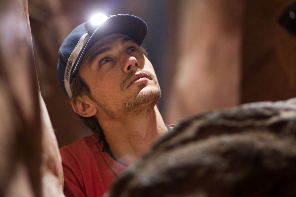 127 Horas mostra o drama de um alpinista que fica preso em uma montanha — Foto: Reprodução/IMDb
