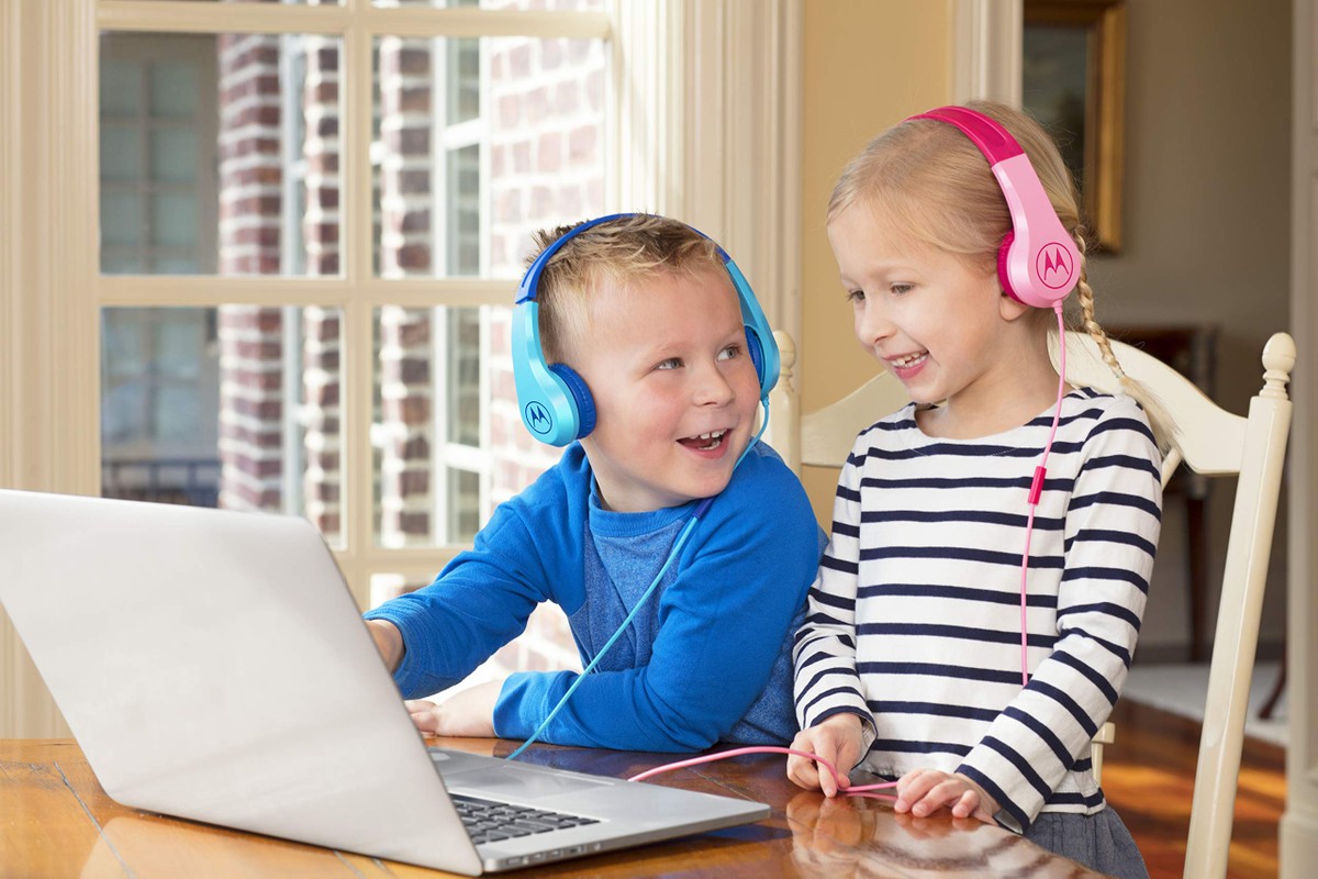 Criança Usando Fone De Ouvido Vr Em Criança De Jogos De Aventura