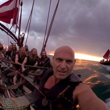 Nesta foto, o viajante temporal é o único careca entre os Vikings — Foto: Reprodução/Twitter
