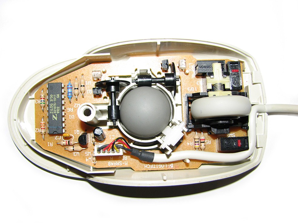 Mouses usavam uma bolinha e dois sensores óticos para registrar movimento — Foto: Reprodução/Wikipedia