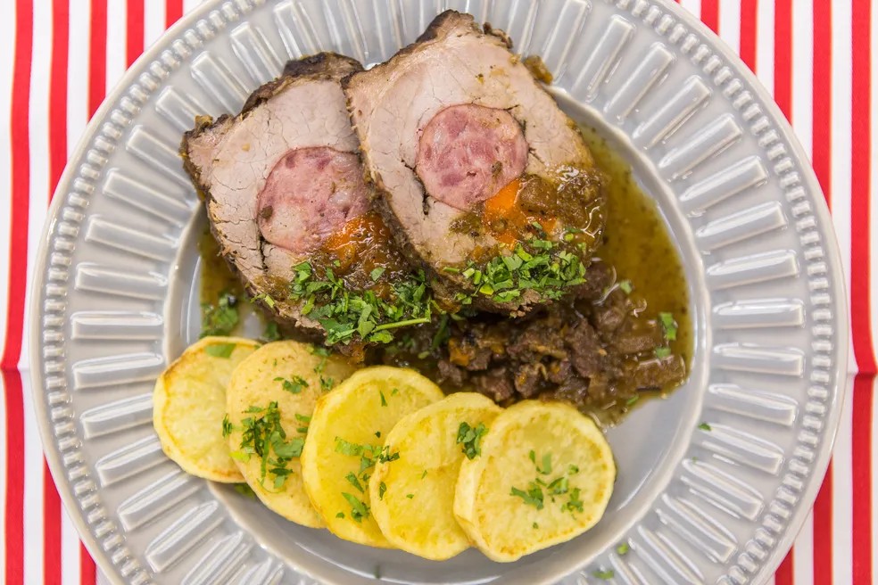 Carne assada recheada com batatas receita — Foto: Reproduçã/Receitas Globo