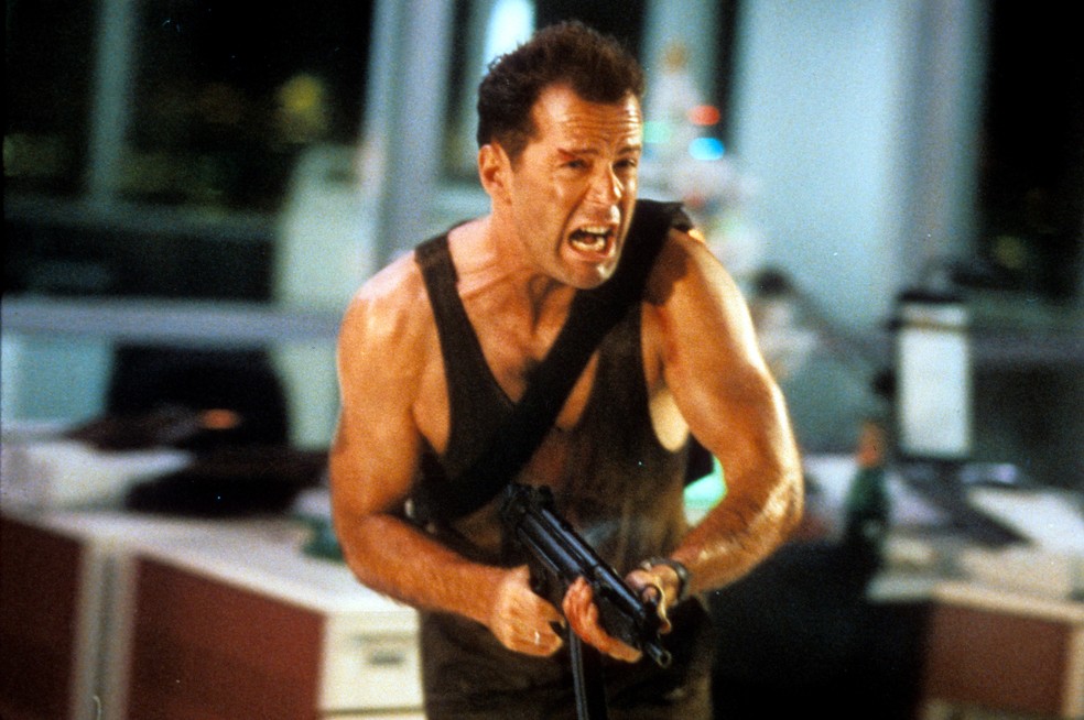 Bruce Willis protagonizou cinco filmes da franquia Duro de Matar — Foto: Reprodução/IMDb