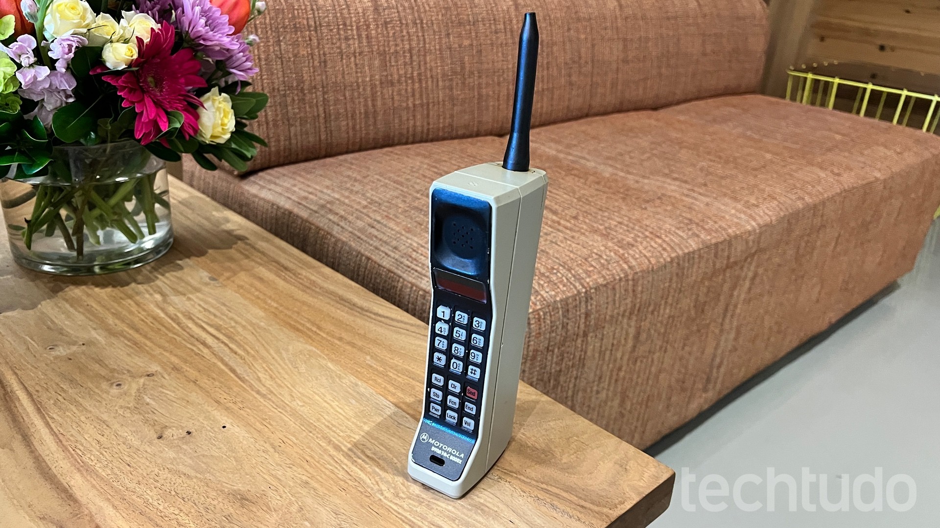 Qual foi o primeiro celular Motorola? Relembre o icônico DynaTAC 8000X