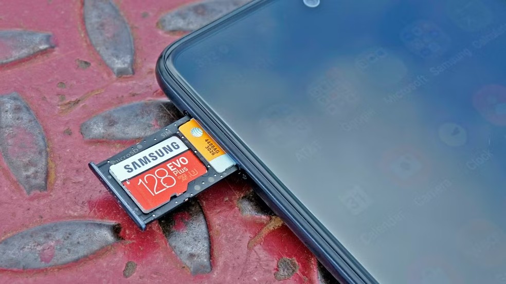 Android permite expandir o armazenamento interno com um microSD — Foto: Reprodução/How To Geek
