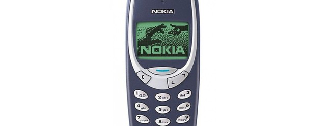 Lançado no início dos anos 2000, o Nokia 3310 conquistou sua fama de indestrutível por ser bastante resistente a quedas. O aparelho ganhou uma nova versão em 2017. Foto – Divulgação/Nokia