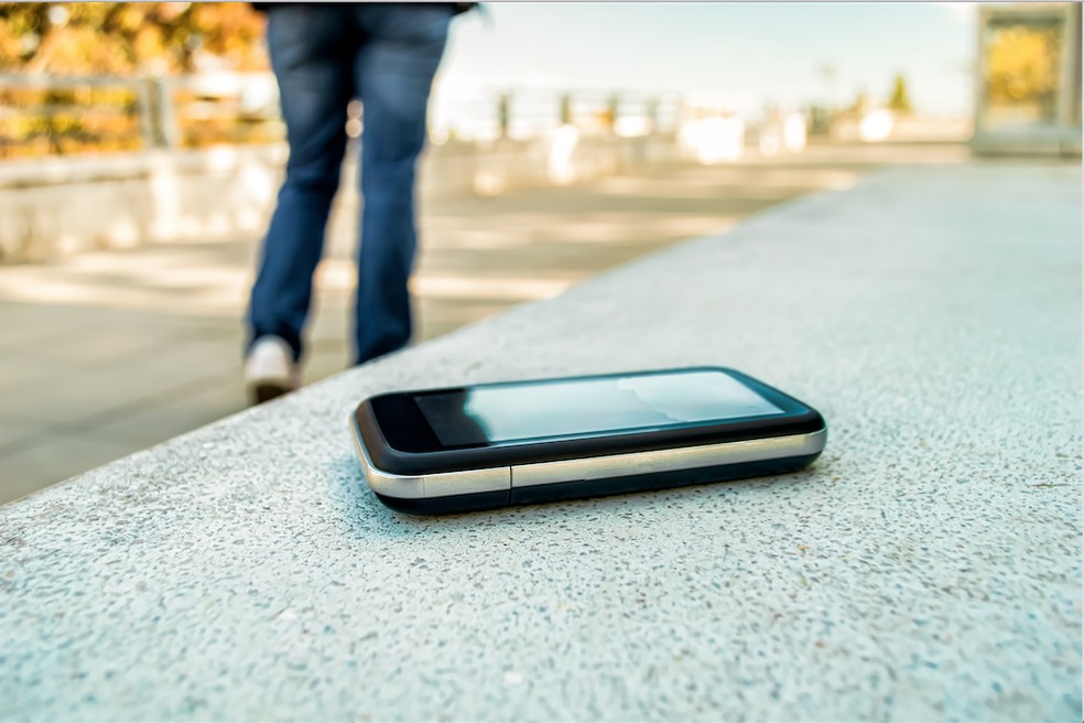 Celular deixado na calçada; veja o que fazer se você perdeu o smartphone  — Foto: Pond5