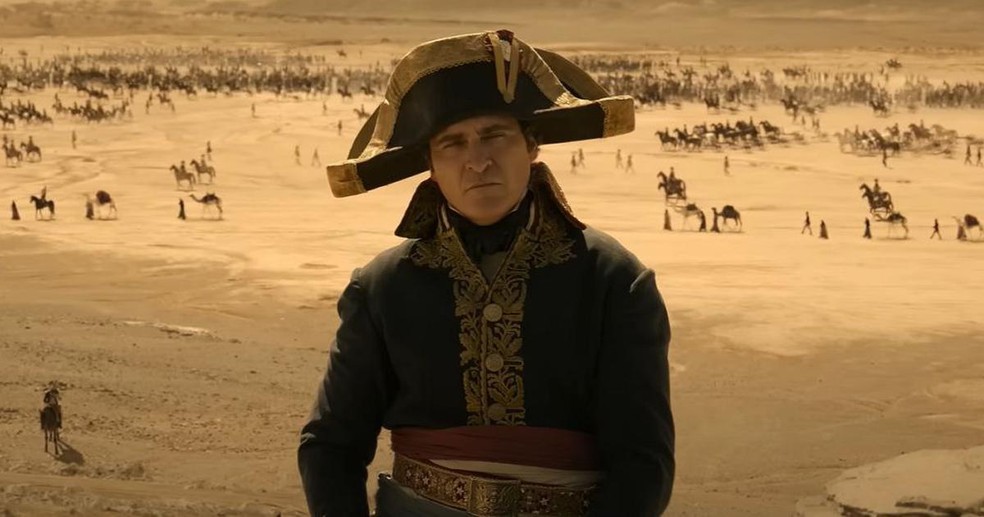 Em Napoleon (2023), Joaquin Phoenix dá vida ao poderoso imperador francês; Vanessa Kirby também protagoniza o longa — Foto: Reprodução/KinoCheck.com