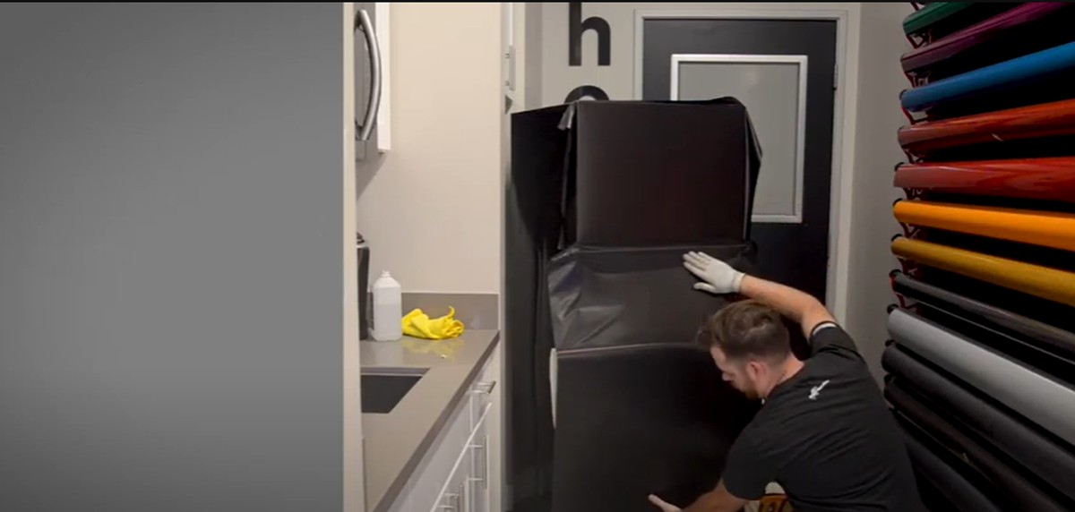 Como envelopar geladeira? Aprenda a renovar seu aparelho sem gastar muito