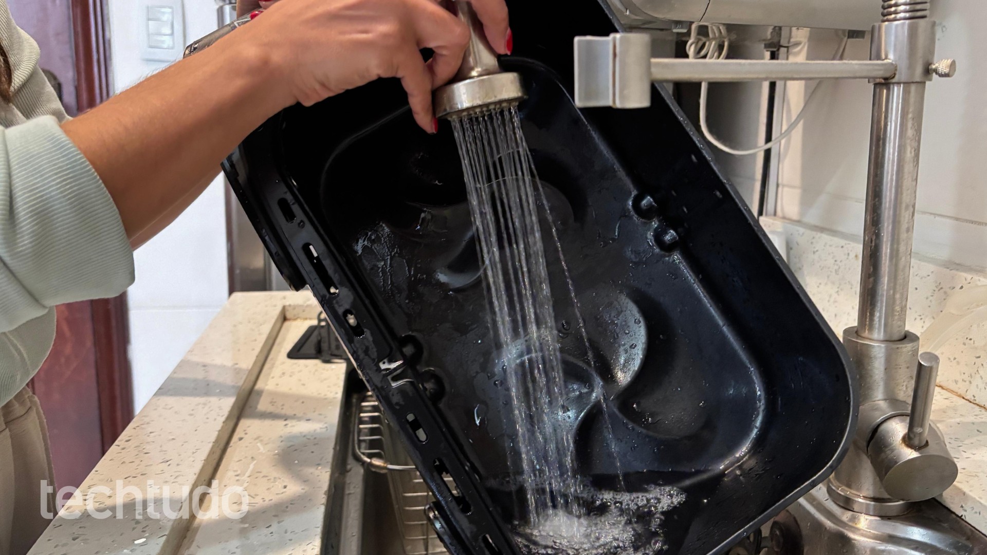 Como limpar air fryer: especialista ensina passo a passo simples e cuidados