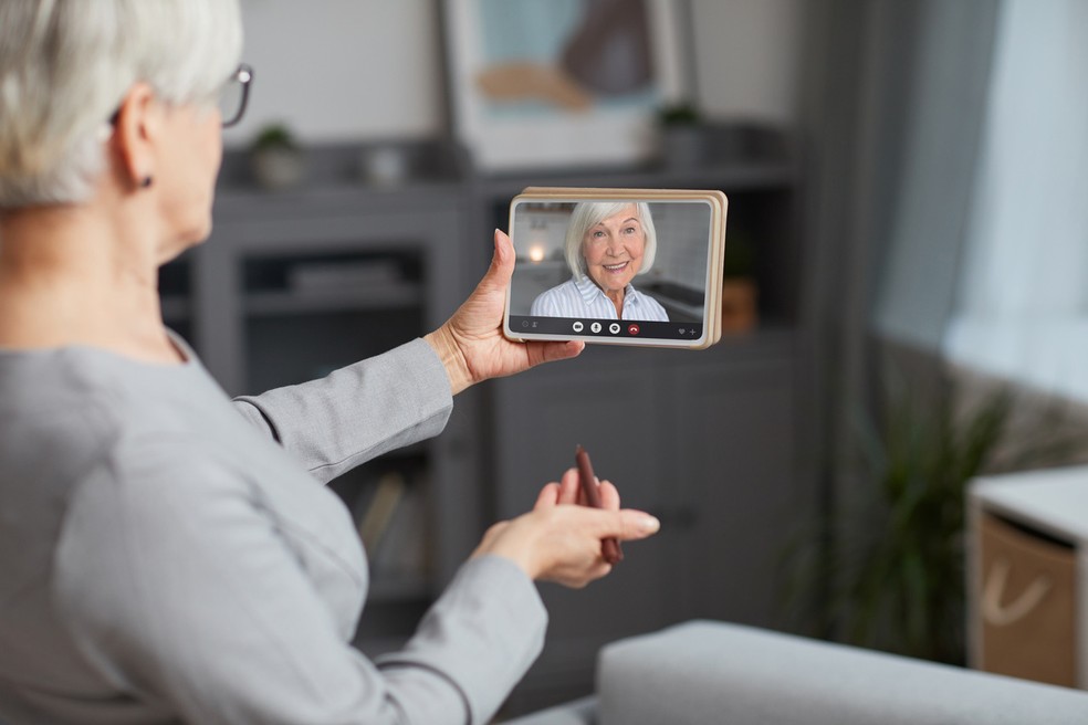 Dados do IBGE mostram crescimento no acesso à internet entre pessoas com 60 anos ou mais no Brasil — Foto: Reprodução/Magnific (antigo Freepik)