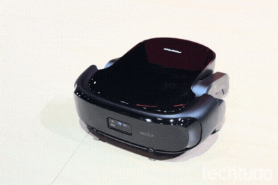 CES 2026: Robô aspirador com pernas sobe escadas e limpa tudo sozinho