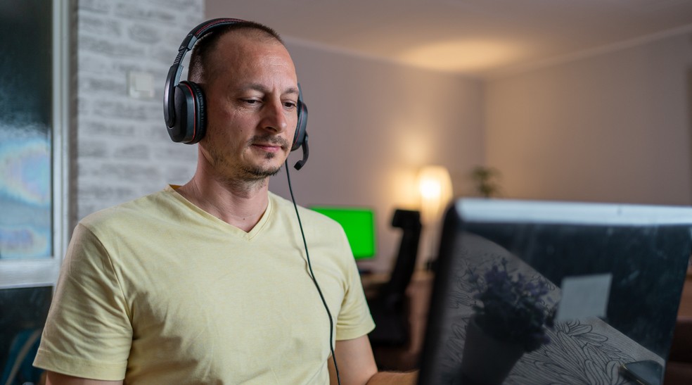 Fones de qualidade garantem melhor comunicação e evitam imprevistos durante entrevistas — Foto: Reprodução/Canva