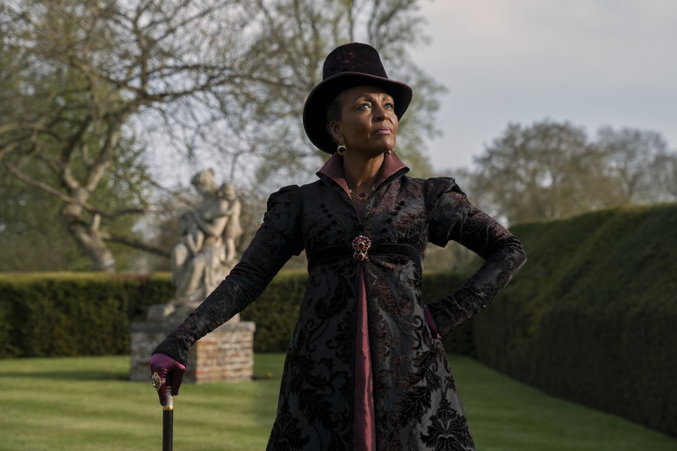 Lady Agatha Danbury é uma das pessoas mais confiáveis ​​da sociedade em Bridgerton — Foto: Divulgação/Netflix