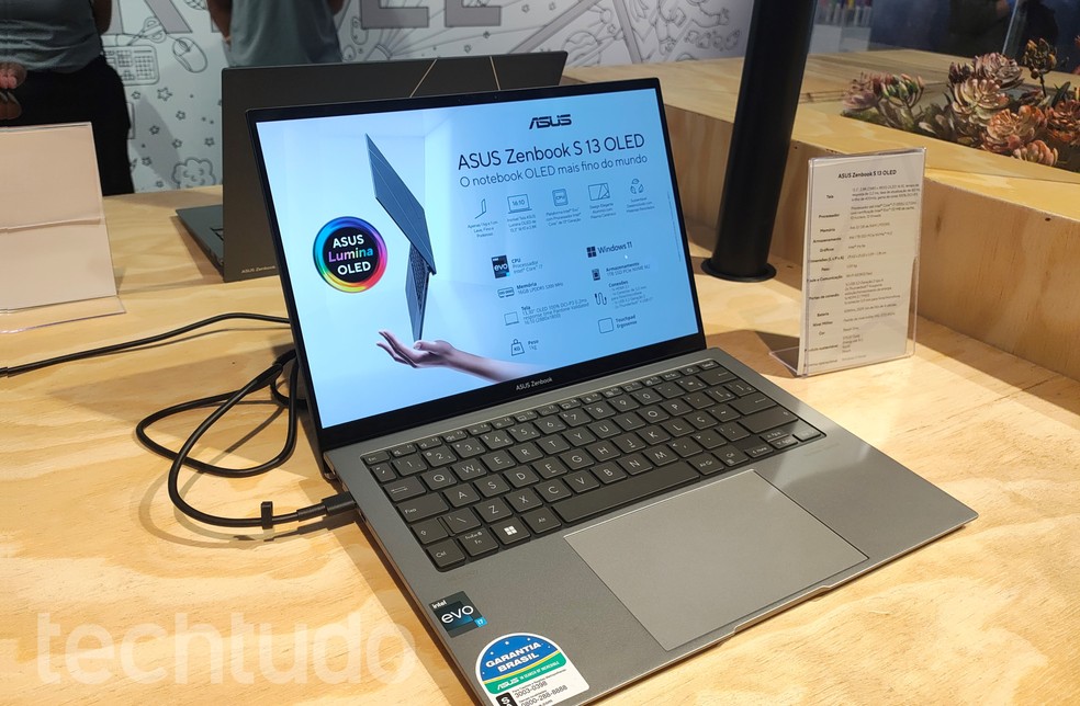 ASUS lançou Zenboook S 13 com apenas 1 cm de espessura — Foto: TechTudo/Gisele Barros