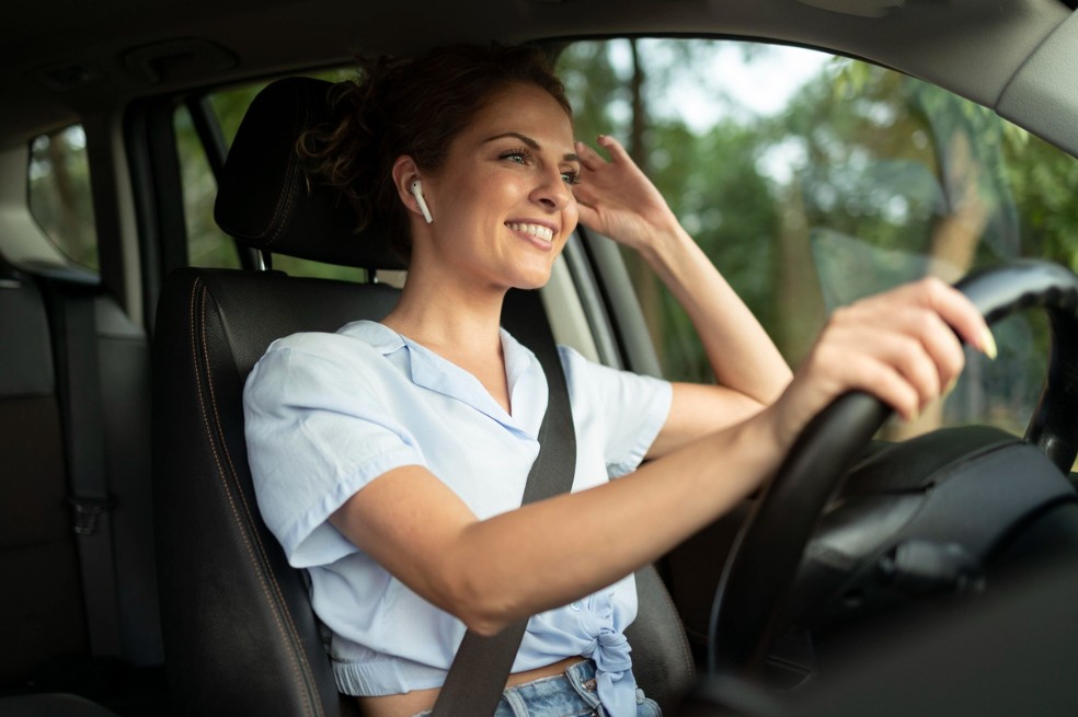 É permitido dirigir com fone de ouvido? Guia do TechTudo reponde e explica o Código de Trânsito Brasileiro (CTB) — Foto: Reprodução/Freepik