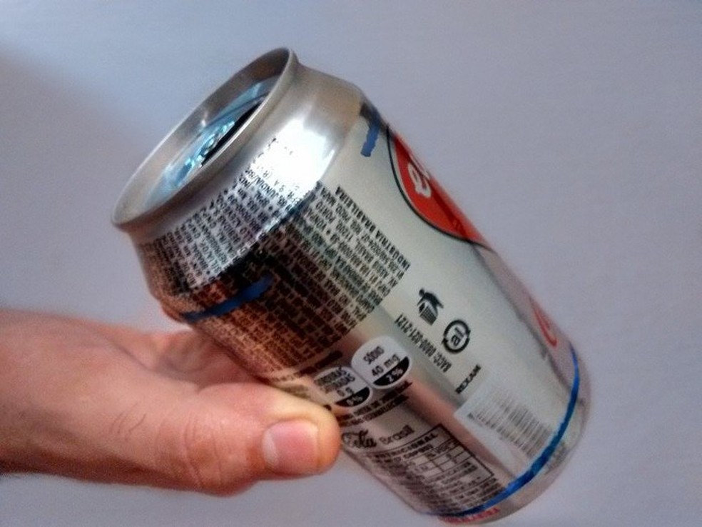 Traço na extremidade da lata com abertura (Foto: Reprodução/Raquel Freire) — Foto: TechTudo