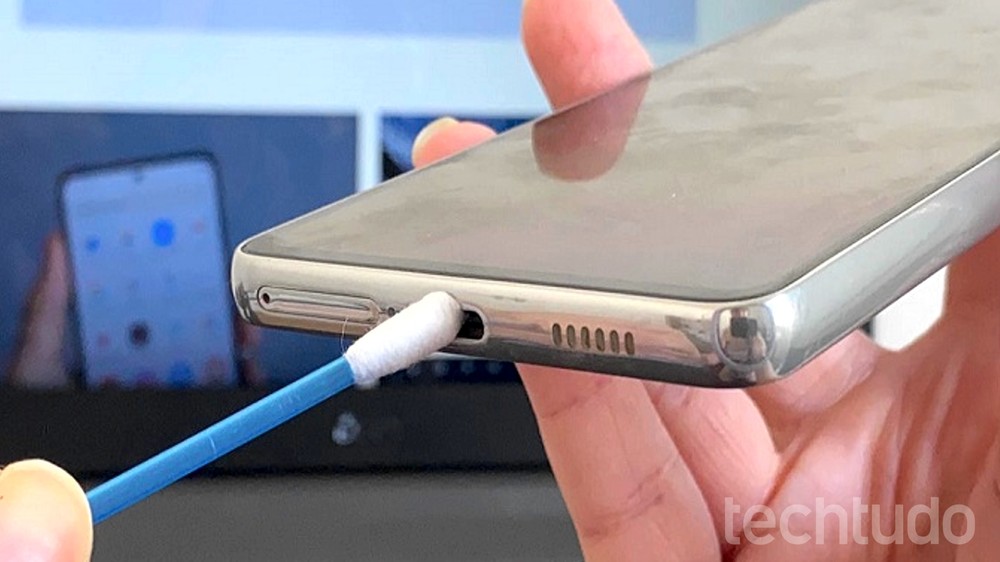 Como limpar a entrada do carregador do celular? Confira três maneiras