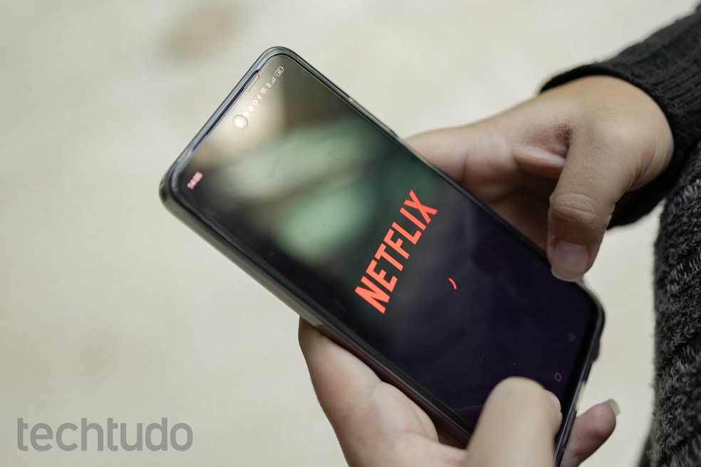 Uso de serviços de streaming, como Netflix, exige mais da bateria do celular — Foto: Mariana Saguias/TechTudo