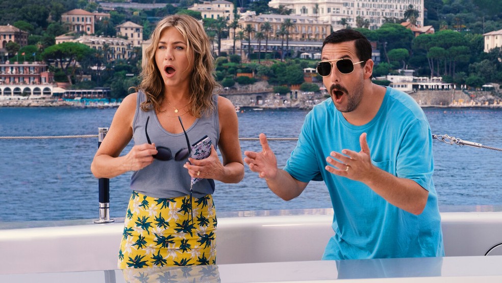 Mistério no Mediterrâneo: Jennifer Aniston e Adam Sandler se encontram em mais uma comédia — Foto: Reprodução/Netflix