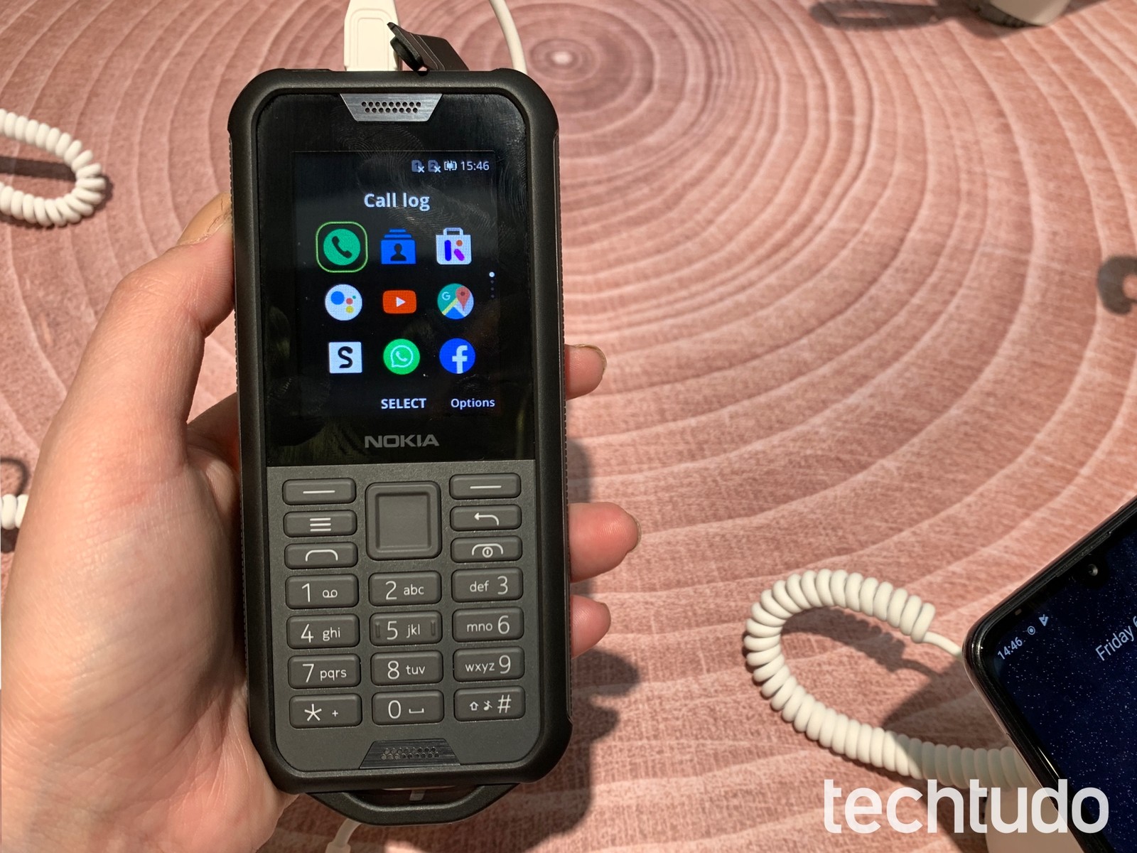 Seguindo a linha de inquebráveis, há o Nokia 800 Tough de 2019. O celular conta com certificação militar e promete resistir à água, poeira, impactos e temperaturas extremas. Foto – Anna Kellen Bull/TechTudo