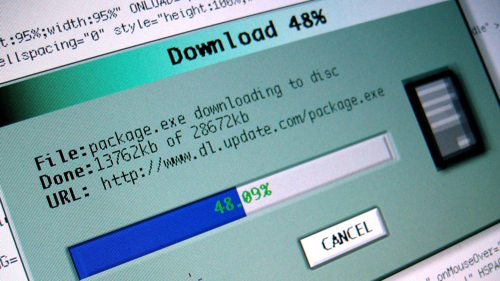 Baixar arquivos e programas piratas pode colocar o computador em risco — Foto: Reprodução/Canva
