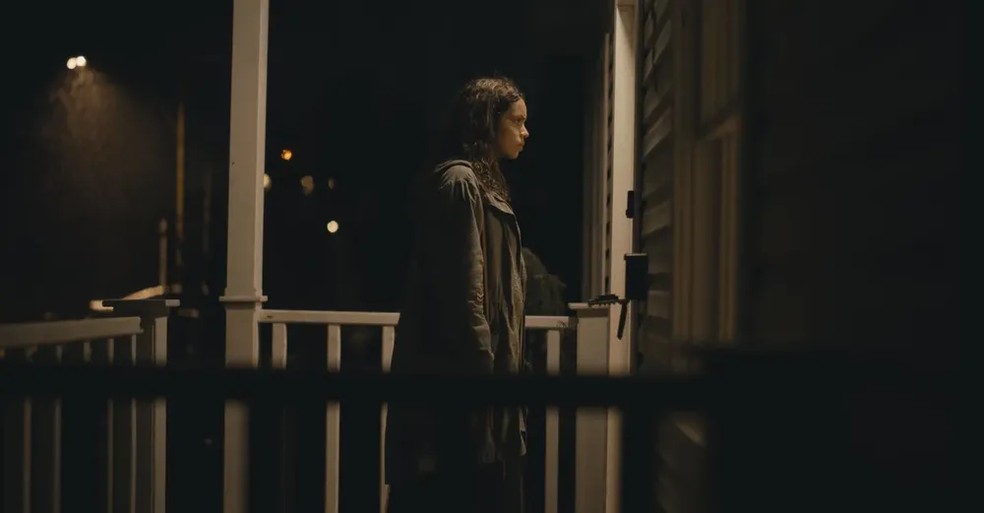 A personagem Tess Marshall (Georgina Campbell) ao chegar na casa onde ocorre o mistério do filme — Foto: JustWatch
