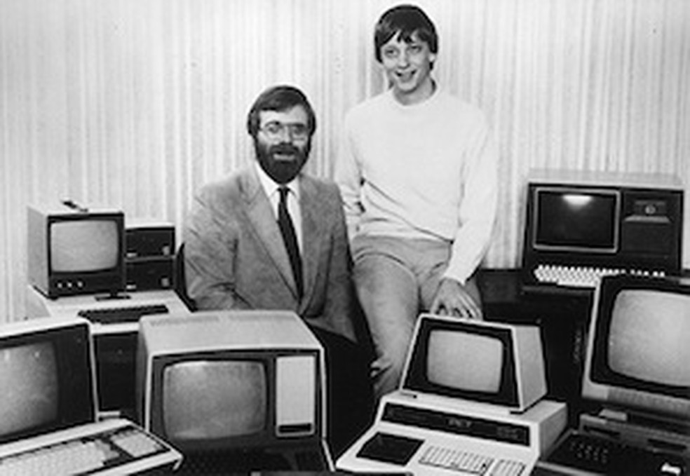 Os fundadores da Microsoft, Paul Allen (esquerda) e Bill Gates, em 19 de outubro de 1981, com diversos computadores diferentes executando o MS-DOS (Foto: Reprodução / Microsoft) (Foto: Os fundadores da Microsoft, Paul Allen (esquerda) e Bill Gates, em 19 de outubro de 1981, com diversos computadores diferentes executando o MS-DOS (Foto: Reprodução / Microsoft)) — Foto: TechTudo