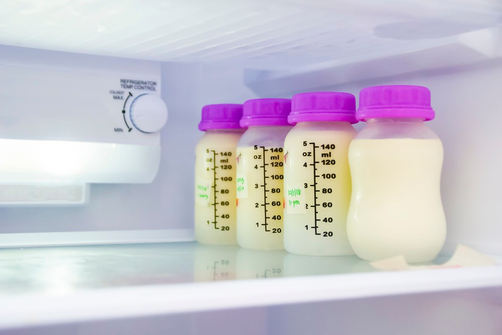 Como armazenar leite materno na geladeira? Veja cuidados e passo a passo