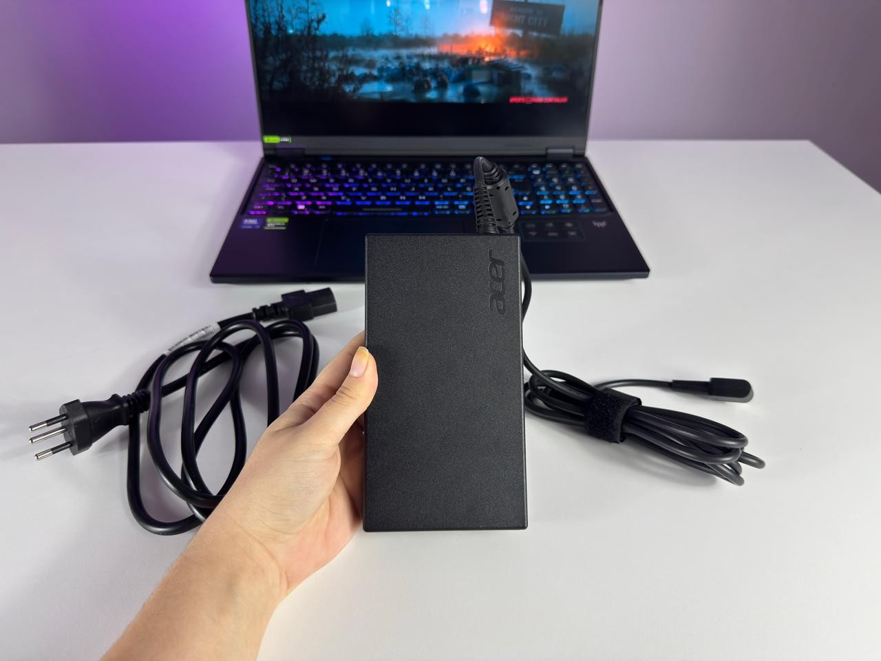 Pode usar o carregador de um notebook em outro? Saiba quando é seguro