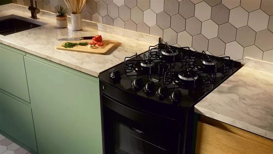 Fogão preto de 4 bocas: 6 opções compactas e modernas para compor a cozinha